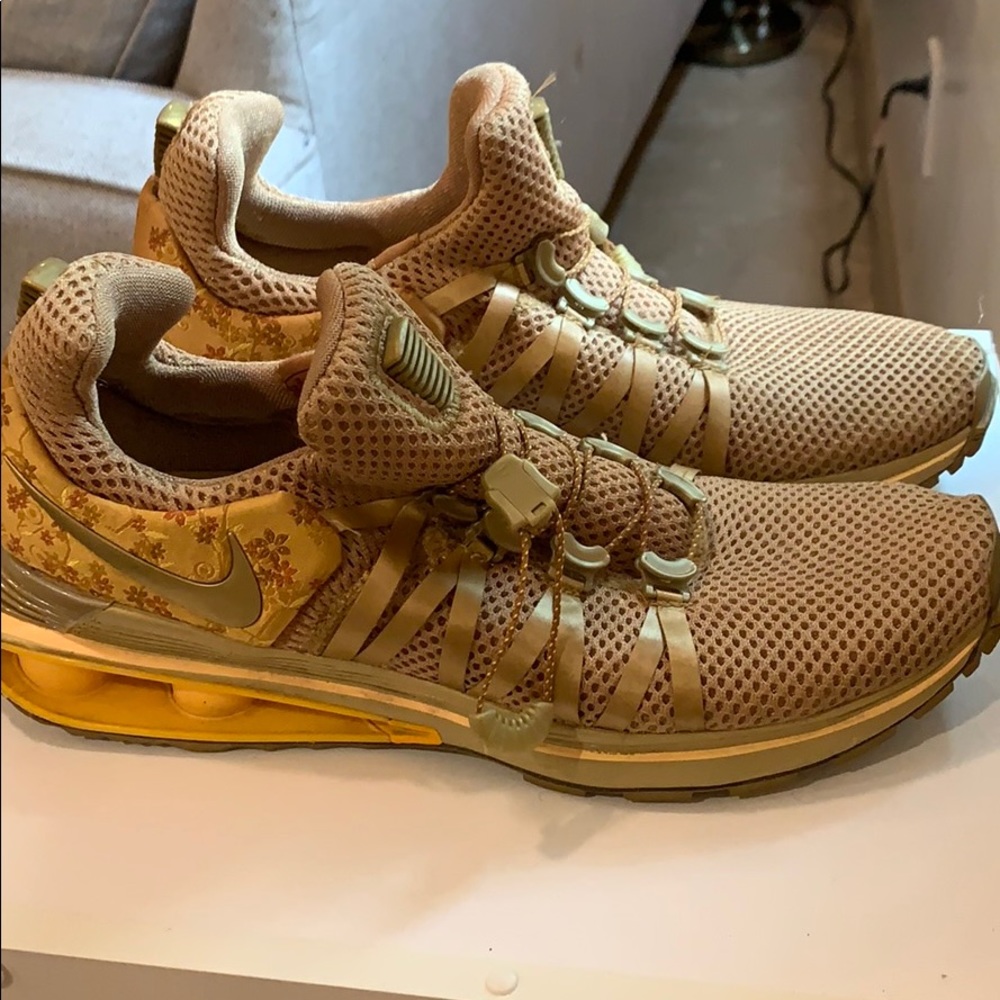 Nike women’s floral shox gravity gold floral 8.5